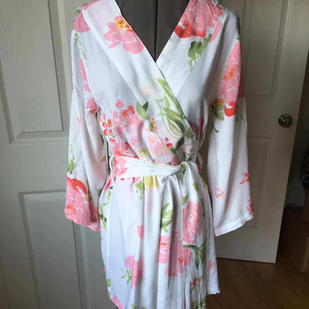 Sent in trade bundle. Pink floral rayon robe size